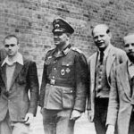 A foto abaixo registra Bonhoeffer como espião na Agência de Inteligência Militar Alemã (Abwehr), uma antagonista da Gestapo (polícia nazista).