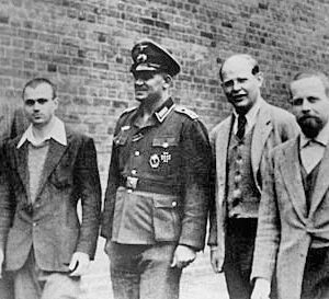 A foto abaixo registra Bonhoeffer como espião na Agência de Inteligência Militar Alemã (Abwehr), uma antagonista da Gestapo (polícia nazista).
